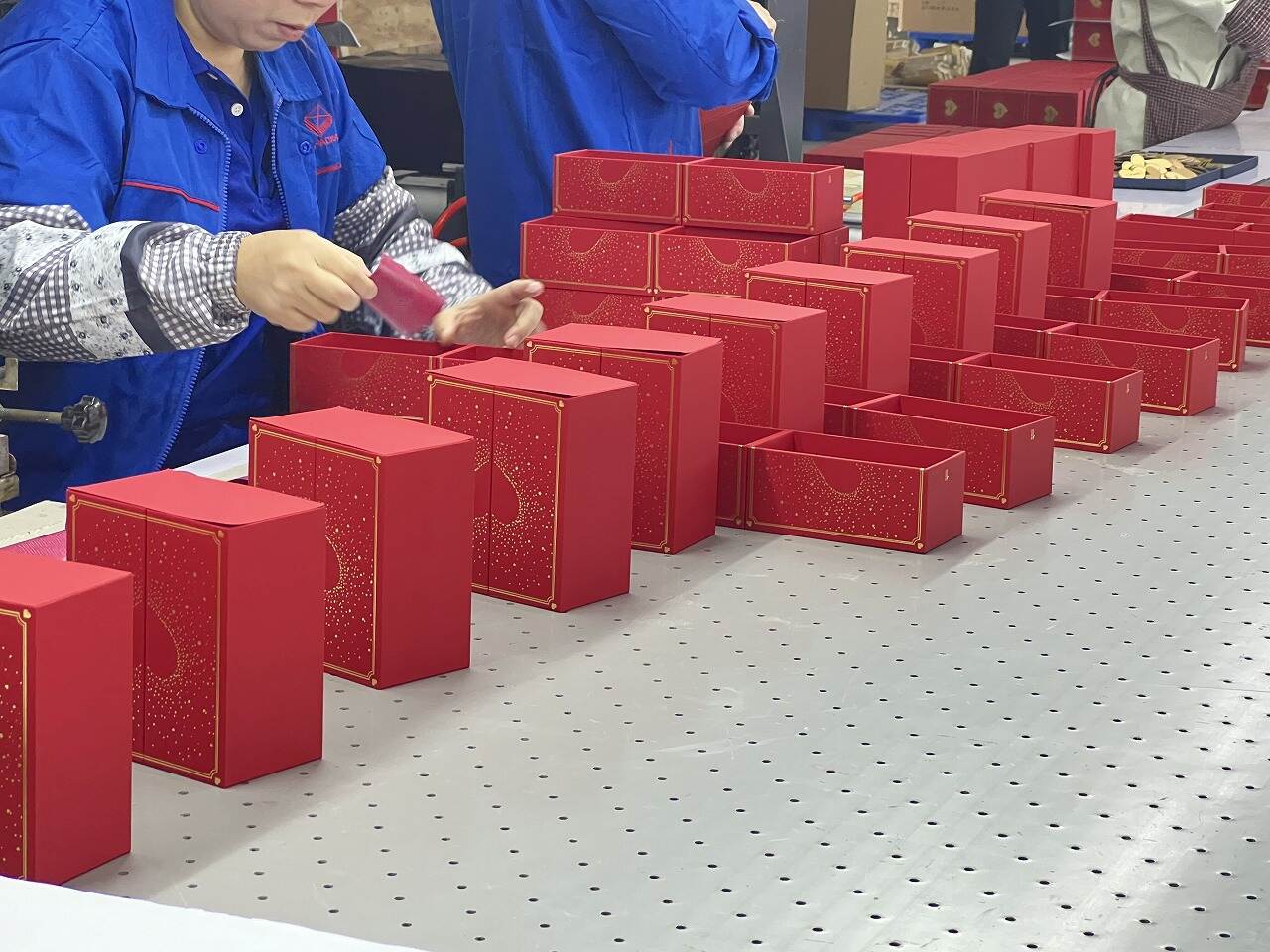 Packaging factory printing and assembling custom advent calendar gift boxes