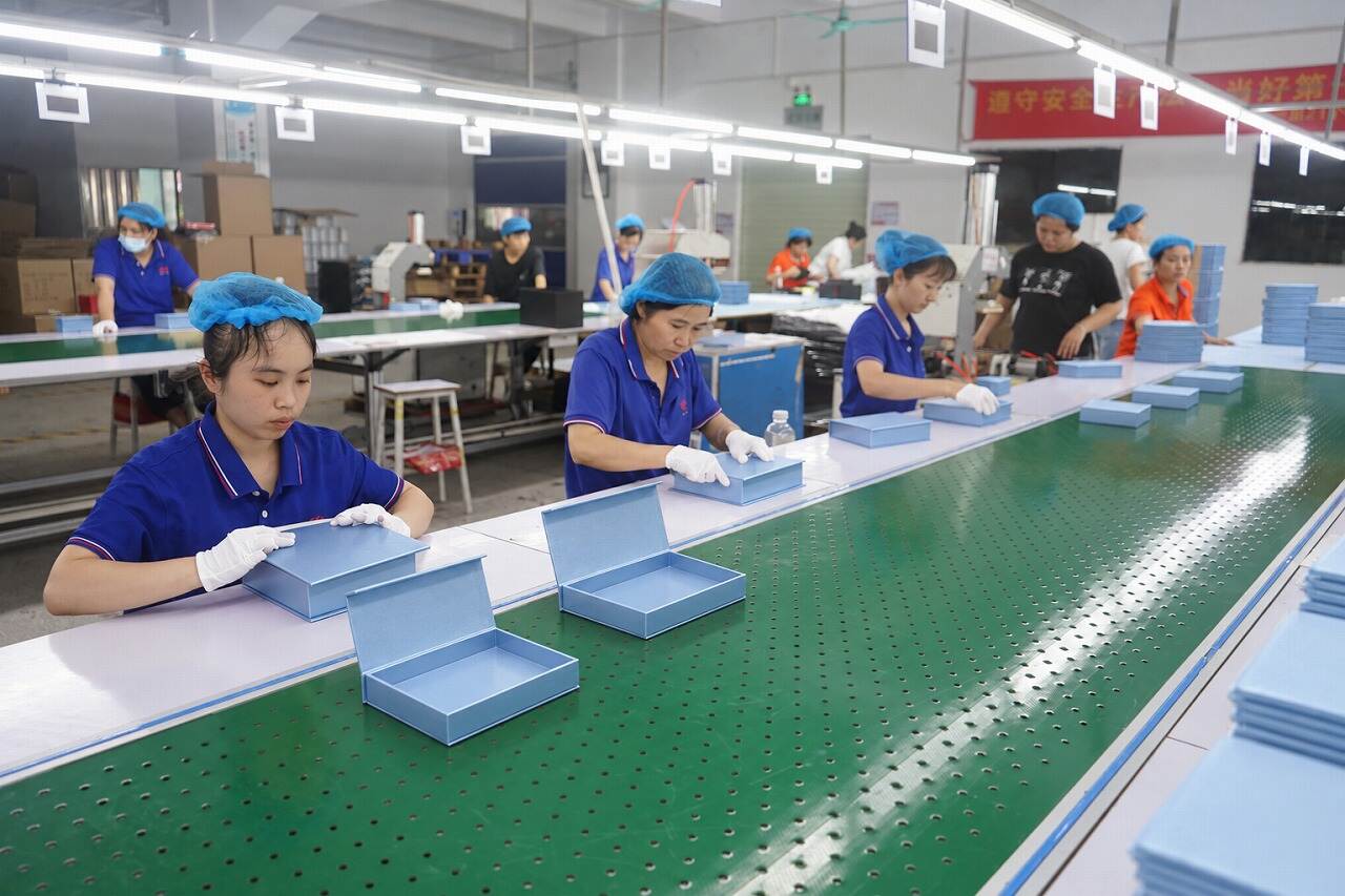 Modern packaging factory production line manufacturing custom perfume boxes